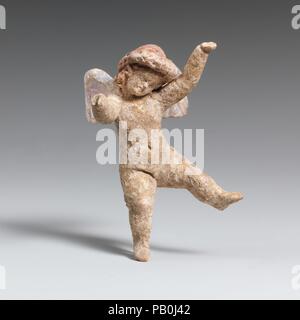 Terrakotta statuette von Eros fliegen. Kultur: Griechisch, Italienisch, tarentine. Abmessungen: H. 2 7/8 in. (7,3 cm). Datum: 3.Jahrhundert v. Chr.. Fliegen, Arm und linkes Bein erweitert. Museum: Metropolitan Museum of Art, New York, USA. Stockfoto