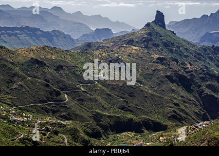 Blick von der Degollada de La Cumbre in die Caldera de Tejeda, Barranco de Tejeda, an der hinteren rechten Kult rock Roque Bentayga Stockfoto