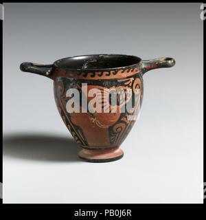 Terrakotta skyphos (Trinkbecher). Kultur: Griechisch, Italienisch, Apulien. Abmessungen: H. von 9,53 cm. Durchmesser 8,9 cm.. Museum: Metropolitan Museum of Art, New York, USA. Stockfoto