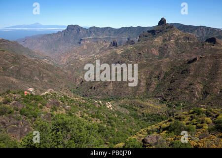 Ansicht von der Straße GC60 im Barranco de Chorrillo in Tejeda, hinter der Insel Teneriffa mit dem Teide Vulkan, Altavista Berg Stockfoto