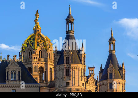 Das Schweriner Schloss, vergoldeten Kuppel mit Türmen im Abendlicht, Mecklenburg-Vorpommern, Deutschland Stockfoto