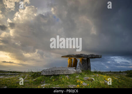 Poulnabrone Dolmen, prähistorische Stein Grab oder Portal Grab, Cloud Sky, Burren, County Clare, Republik von Irland Stockfoto