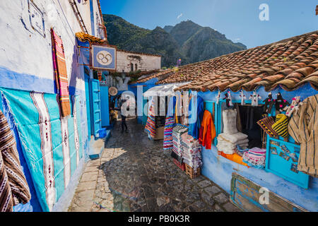 Teppich Shop, schmale Gasse, blaue Häuser, Medina von Meknes, Chaouen, Tangier-Tétouan, Marokko Stockfoto