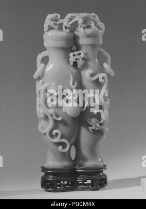 Doppel Vase. Kultur: China. Abmessungen: Gesamthöhe: 14 cm. (35,9 cm); W. 6. (15,2 cm). Datum: Anfang des 19. Jahrhunderts. Museum: Metropolitan Museum of Art, New York, USA. Stockfoto