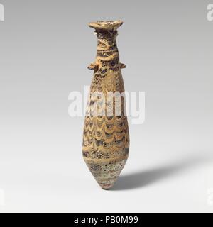 Glas alabastron (Parfüm Flasche). Kultur: Griechisch, östlichen Mittelmeer. Abmessungen: H.: 5 3/8 in. (13,7 cm). Datum: 2. bis Mitte 1. Jahrhundert v. Chr.. Transluzent blau, mit Griffen in der gleichen Farbe; Wanderwege in opak weiß und undurchsichtig Gelb. Rim-disk, uneben, mit leicht nach innen Konus; kurz, Trichterförmigen zylindrische Hals; hohe, gerade-seitig fusiform Körper nach unten erweitert, dann Spitz, spitz unten; zwei horizontalen Stift griffen über Trail auf der Oberseite des Körpers angewendet. White Trail in der Nähe der unteren befestigt, das in einer Spirale um den Punkt des carination; gelb Trail angehängt an carination Wunde leicht o Stockfoto