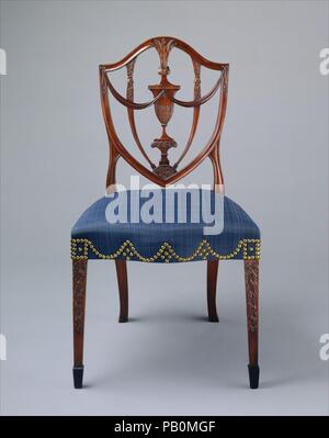 Side Chair. Kultur: American. Abmessungen: 37 7/8 x 27 7/8 x 18 in. (96,2 x 70,8 x 45,7 cm). Schöpfer: zugeschrieben, Samuel Mcintyre (1757-1811). Datum: 1794-99. Diese Vase-zurück-Stuhl war ursprünglich für die Reichen Salem Kaufmann Elias Hasket Derby gemacht. Der Stuhl ist Teil eines größeren, zwei Stücke auf Bayou Bend (Museum der schönen Künste, Houston), und eine in der Karolik Sammlung (Museum der schönen Künste, Boston). Das Design der Stühle ist eine angereicherte Version der Platte 2 von George Hepplewhite's 'Cabinet-Maker und Polsterer's Guide" (London, 1788). Der geschnitzte Traube Cluster in der Lun Stockfoto