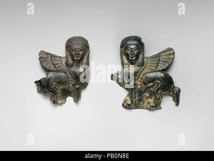 Plakette in Form einer Sphinx. Abmessungen: 4,87 x 3,87 in. (12,37 x 9,83 cm). Datum: Ca. 8. Jahrhundert v. Chr.. Von einzelnen Bogen aus Bronze Gehämmert, diese sphingen schauen nach außen in Richtung des Betrachters. Ihre schreitenden stellt Spiegel und schlagen Sie vor, dass Sie nur einmal angezeigt wurden, einander nähern. Während viele der eingeschnittenen Details gleich sind, Unterschiede, wie die Position der Haare wirbeln auf der Brust zeigen, dass zwei getrennte Handwerker können für die dekorative Arbeit verantwortlich sind. Den übernatürlichen Charakter der Sphinx, ein zusammengesetztes Wesen mit dem Kopf eines Menschen ein Stockfoto