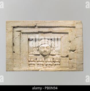 Möbel Plakette geschnitzte Relief mit einer "Frau am Fenster". Kultur: Assur. Abmessungen: 3.27 x 4.72 in. (8.31 x 11.99 cm). Datum: Ca. 9.-8. vorchristlichen Jahrhundert. Während der frühen ersten Jahrtausend v. Chr., Elfenbeinschnitzerei war einer der großen Luxus Kunst, die in der gesamten antiken Nahen Osten blühte. Elephant tusks wurden in kleine dekorative Objekte, wie z. B. kosmetische Boxen und Plaketten verwendet Holzmöbel zieren geschnitzt. Gold Folie, Lack, und Halbedelstein und Glas inlay Verzierungen belebt diese herrlichen Kunstwerke. Basierend auf bestimmte stilistische, formale und technische characterist Stockfoto