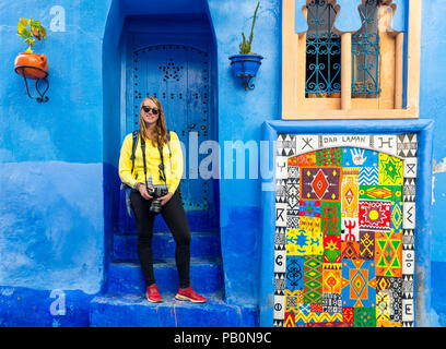 Junge Frau in der Altstadt, Blaues Haus Wände, Medina von Meknes, Chaouen, Tangier-Tétouan, Königreich Marokko Stockfoto