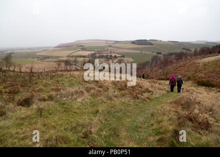 Menschen zu Fuß von St. Cuthbert Weg führt ein Wanderweg in der Landschaft von Northumberland, England. Die Menschen sind zu Fuß auf einem Winter. Stockfoto