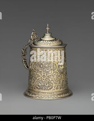 Tankard. Kultur: Ungarisch, Nagyszeben. Maße: Gesamt: 7 1/2 x 5 1/4 in. (19 x 13,4 cm). Schöpfer: Gregorius Gunesch (aktive Ca. 1597). Datum: Ende des 16. Jahrhunderts. Der sich verjüngenden zylindrische Körper dieses Tankard ist mit weiblichen und männlichen Masken und ein sehr dichtes Muster der Gurt- und Ranken und Girlanden geprägt. Nur die gadrooned Fuß rim, schmucklos Rahmen des Deckels, und einfache finial bieten einen Moment der klassischen Zurückhaltung. Literatur <i> Europäisches Silber</i>. Verkauf cat., Sotheby's, Genf, 13. Mai 1986, S. 32, Nr. 85. Judit H. Kolba. <i>ungarisch Silber: Das Nicolas M. Salgo Sammlung</i>. Stockfoto