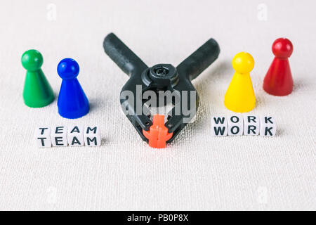 Team Konzept - Zahlen sind mit Schelle Werkzeug, das als Symbol für einen funktionierenden Arbeitsmarkt Zusammenarbeit im Team. Stockfoto