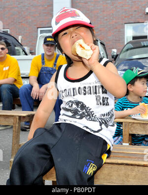 Ein junger Bewohner des Biko-en Kinder- betreuung Haus genießt einen Hot dog Während gesponsert von Naval Air Facility (NAF) Misawa, Japan, 28. Juni a Community Relations Veranstaltung. Ein junger Bewohner des Biko-en Kinder- betreuung Haus genießt einen Hot dog während einer Community Relations Veranstaltung der Naval Air Facility (NAF) Misawa, Japan, 28. Juni 2014 gefördert. Segler mit NAF Misawa und seine Mieter und der bereitgestellten Befehle den Tag helfen Clean-up und der nördlichen Japan - Waisenhaus zu verschönern. Stockfoto