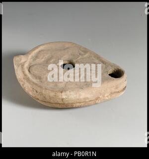 Terrakotta Öllampe. Kultur: Roman. Abmessungen: Insgesamt: 1 x 3 1/4 in. (2,5 x 8,3 cm). Datum: 3.Jahrhundert N.CHR.. Museum: Metropolitan Museum of Art, New York, USA. Stockfoto