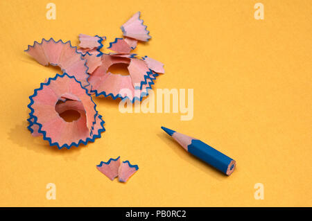 Kurze blaue geschärft Bleistift mit rasieren auf gelbem Papier Hintergrund Stockfoto