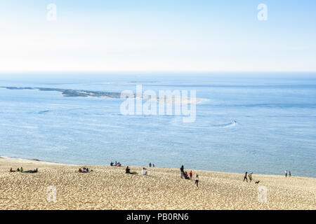 La Teste de Buch, Pyla sur Mer, Gironde, Arcachon, Frankreich: Blick auf die Banc d'Arguin aus dem Dune du Pilat mit Touristen auf Stockfoto