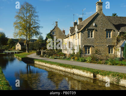 Oktober 1993: Cotswold Hütten entlang des Flusses Auge im Herbst Sonne, Lower Slaughter, Gloucestershire, VEREINIGTES KÖNIGREICH Stockfoto