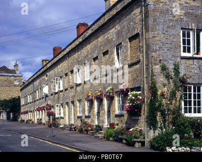 Juli 1994: Sommer Farbe auf eine Reihe alter Armenhäuser, Cecily Hill, Cirencester, Cotswolds, Gloucestershire, VEREINIGTES KÖNIGREICH Stockfoto