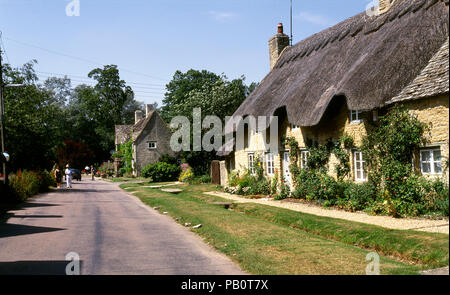 Juli 1995: Reetdachhaus, Cotswold Cottage, Minster Lovell, Oxfordshire, Cotswolds, England, UK, Europa Stockfoto