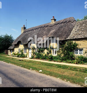 Juli 1995: Reetdachhaus, Cotswold Cottage, Minster Lovell, Oxfordshire, Cotswolds, England, UK, Europa Stockfoto