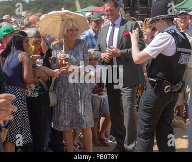 Die Herzogin von Cornwall mit Sienna Mason 5 Monate, ihre Mutter und Großmutter Renedell Mason Georgina Phillips ihr Bild von PC Matthew Denyer von Norfolk Polizei bei einem Besuch der Sandringham Flower Show in Sandringham House in Norfolk. Stockfoto