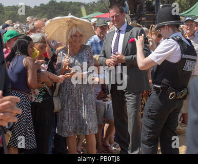 Die Herzogin von Cornwall mit Sienna Mason 5 Monate, ihre Mutter und Großmutter Renedell Mason Georgina Phillips ihr Bild von PC Matthew Denyer von Norfolk Polizei bei einem Besuch der Sandringham Flower Show in Sandringham House in Norfolk. Stockfoto