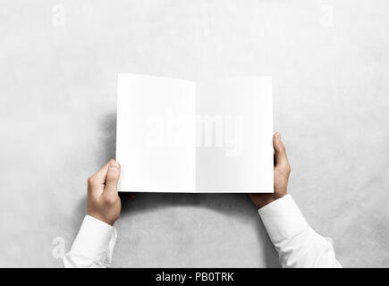 Öffnung leere weiße Broschüre Broschüre mockup. Gebrauchsinformation Präsentation. Broschüre mock up Hand. Man Show klar. Broschüre Design tem Stockfoto