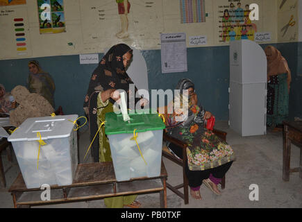 Quetta, Pakistan. 25. Juli, 2018. Bürger von Pakistan sind wirft ihre Stimme im Wahllokal während der allgemeinen Wahlen in Pakistan Quetta. Credit: Muhammad Arshad/Pacific Press/Alamy leben Nachrichten Stockfoto