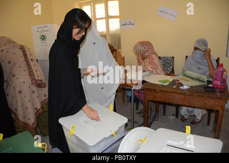 Quetta, Pakistan. 25. Juli, 2018. Bürger von Pakistan sind wirft ihre Stimme im Wahllokal während der allgemeinen Wahlen in Pakistan Quetta. Credit: Muhammad Arshad/Pacific Press/Alamy leben Nachrichten Stockfoto