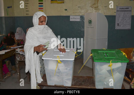 Quetta, Pakistan. 25. Juli, 2018. Bürger von Pakistan sind wirft ihre Stimme im Wahllokal während der allgemeinen Wahlen in Pakistan Quetta. Credit: Muhammad Arshad/Pacific Press/Alamy leben Nachrichten Stockfoto