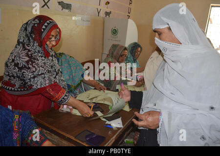 Quetta, Pakistan. 25. Juli, 2018. Bürger von Pakistan sind wirft ihre Stimme im Wahllokal während der allgemeinen Wahlen in Pakistan Quetta. Credit: Muhammad Arshad/Pacific Press/Alamy leben Nachrichten Stockfoto