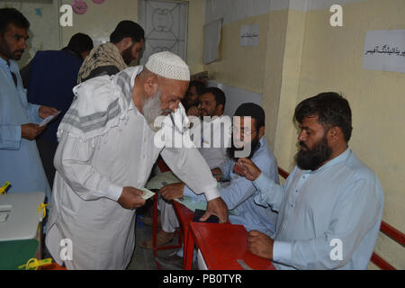 Quetta, Pakistan. 25. Juli, 2018. Bürger von Pakistan sind wirft ihre Stimme im Wahllokal während der allgemeinen Wahlen in Pakistan Quetta. Credit: Muhammad Arshad/Pacific Press/Alamy leben Nachrichten Stockfoto