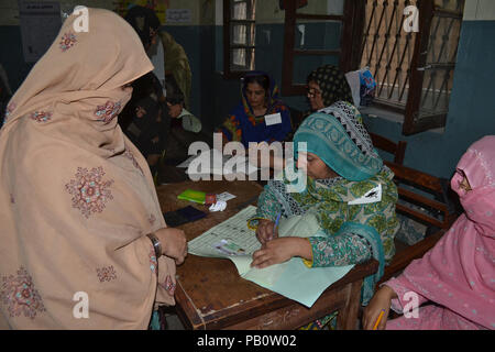 Quetta, Pakistan. 25. Juli, 2018. Bürger von Pakistan sind wirft ihre Stimme im Wahllokal während der allgemeinen Wahlen in Pakistan Quetta. Credit: Muhammad Arshad/Pacific Press/Alamy leben Nachrichten Stockfoto