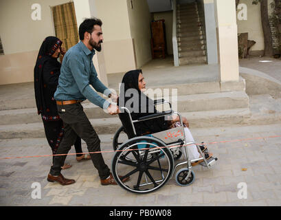 Quetta, Pakistan. 25. Juli, 2018. Bürger von Pakistan sind wirft ihre Stimme im Wahllokal während der allgemeinen Wahlen in Pakistan Quetta. Credit: Muhammad Arshad/Pacific Press/Alamy leben Nachrichten Stockfoto