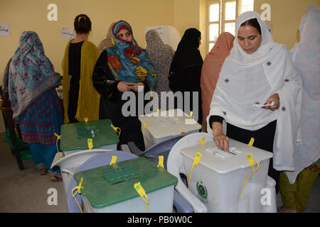 Quetta, Pakistan. 25. Juli, 2018. Bürger von Pakistan sind wirft ihre Stimme im Wahllokal während der allgemeinen Wahlen in Pakistan Quetta. Credit: Muhammad Arshad/Pacific Press/Alamy leben Nachrichten Stockfoto