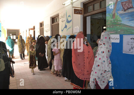 Quetta, Pakistan. 25. Juli, 2018. Bürger von Pakistan sind wirft ihre Stimme im Wahllokal während der allgemeinen Wahlen in Pakistan Quetta. Credit: Muhammad Arshad/Pacific Press/Alamy leben Nachrichten Stockfoto