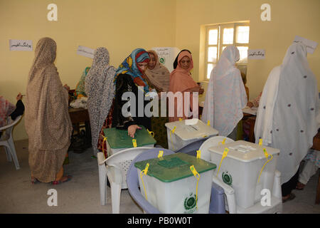 Quetta, Pakistan. 25. Juli, 2018. Bürger von Pakistan sind wirft ihre Stimme im Wahllokal während der allgemeinen Wahlen in Pakistan Quetta. Credit: Muhammad Arshad/Pacific Press/Alamy leben Nachrichten Stockfoto