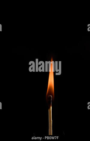 Nahaufnahme von einem Match auf einem schwarzen Hintergrund. Ich zündete ein Streichholz auf einem dunklen Hintergrund alle Details über die Abfolge der Zündung zu sehen. Stockfoto