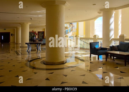 Sharm-el-Sheikh, Ägypten - März 14., 2018. Innenraum der Hotel Lobby mit Rezeption, Marmorboden und Schaufenster. Unterkünfte in Kyrene Grand Hotel Stockfoto