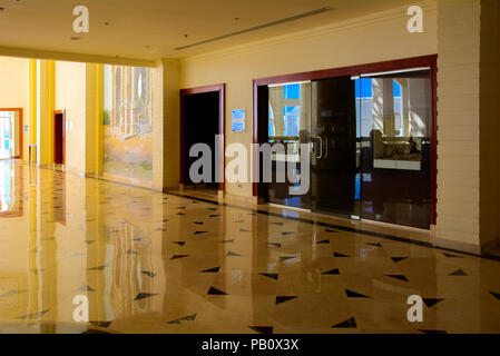 Sharm-el-Sheikh, Ägypten - März 14., 2018. Innenraum der Hotel Lobby mit Rezeption, Marmorboden und Schaufenster. Unterkünfte in Kyrene Grand Hotel Stockfoto