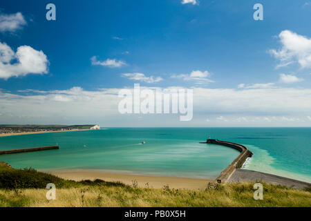 Fischerboot auf dem Weg zum Meer vom Hafen Newhaven, East Sussex, England von Fort Hill mit der Stadt Seaford in der Ferne. Stockfoto