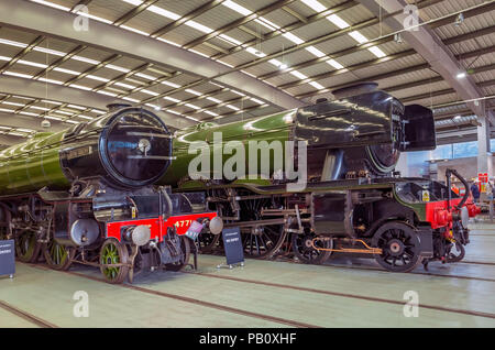 Ex-LNER Dampflok Motoren Anzahl 4472 Flying Scotsman und 4771 Grüner Pfeil auf der Anzeige zusammen an der Fortbewegung National Railway Museum Shildon Stockfoto