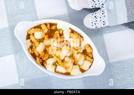 Restaurant köstliche poutine Essen auf Tischdecke kanadischen Mahlzeit mit Pommes Soße und Quark Stockfoto