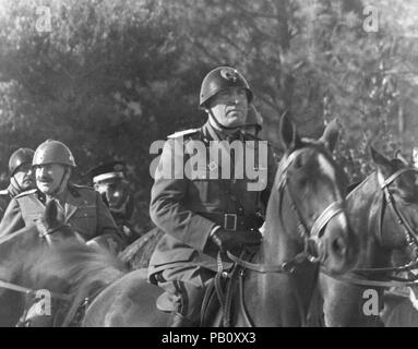 Benito Mussolini, zu Pferd, während der Parade zu ehren Geburtstag von König Victor Emmanuel III., Rom, Italien, 20. November 1935 Stockfoto