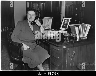 Maria Teresa Norton, 1 Frau aus der Demokratischen Partei Kongress gewählt, Porträt sitzt am Schreibtisch, Washington DC, USA, 1943 Stockfoto