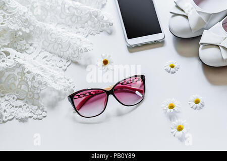 Travel Concept Sommer Hintergrund, Sonnenbrille, Blumen, Handy. Ansicht von oben Zubehör Traveler. Wesentliche Ferienhäuser Reihen, Love Story, klicken Sie Stockfoto