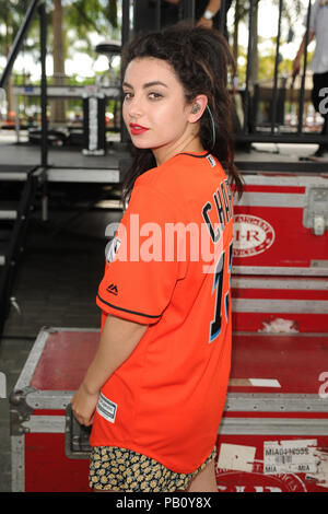 MIAMI, FL - 16. Mai: Charlotte Emma Aitchison, besser bekannt unter ihrem Künstlernamen Charli XCX, ist ein englischer Sänger und Songwriter hier gesehen auf der Bühne nach der Atlanta Braves Miami Marlins Baseball Spiel bei Marlins Park vs am 16. Mai 2015 in Miami, Florida Personen: Charli XCX Stockfoto