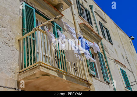 Wäsche hängt draußen auf einem Balkon, Vieste, Italien Stockfoto