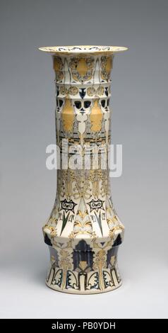 Vase. Kultur: Niederländisch. Designer: T.A.C. Colenbrander (Niederländisch, Doesburg Lagg-Keppel 1841-1930). Abmessungen: Höhe: 16 cm; Breite bei Rim: 6 1/16; Breite an Schulter: 5 7/8 in. (42,2 x 15,4 x 14,9 cm). Hersteller: Plateelfabriek Rozenburg. Datum: 1888. A.C. Colenbrander, dem ersten künstlerischen Leiter des Rozenburg Fabrik, sowohl die Form und Dekoration der Vase konzipiert. Die Entwürfe von Colenbrander für Keramik departedcompletely mit traditionellen Formen und Arten der Dekoration. Während er bei Rozenburg für nur vier Jahre geblieben, seine innovative Arbeit brachte das Werk große Anerkennung. Museum: Metrop Stockfoto