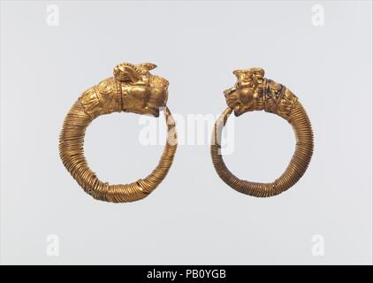 Ohrring mit Lion-griffin Terminal. Abmessungen: Als verschlissen: H. 2,5 × W. 2,7 cm (1 x 1 1/16 in.). Datum: 4.-3.Jh. v. Chr.. Hoops gebildet von Wunde Kabel mit Tierkopf Terminals sind die häufigste Art der Hellenistischen Ohrring. Der Greif ist ein mythischer Geflügelte Tiere, die einen Adler oder einer gehörnten Lion-Kopf haben könnte. Letzteres ist die einzige Art auf Ägyptischer Schmuck gefunden; es wurde vorgeschlagen, dass es mit der Makedonischen Dynastie verbunden war, während die Adler Griffin mit dem Achamenid Perser verbunden war. Der 'Bund' hinter dem Lion's Griffin Kopf ist dekoriert mit Granulation und filagre Stockfoto